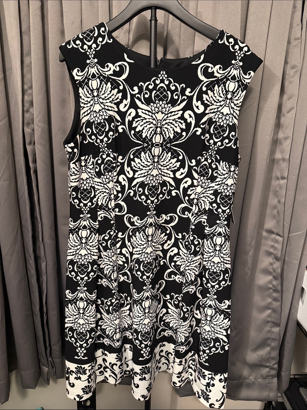 Sandra Darren Black and White Sleeveless Damask Midi Dress